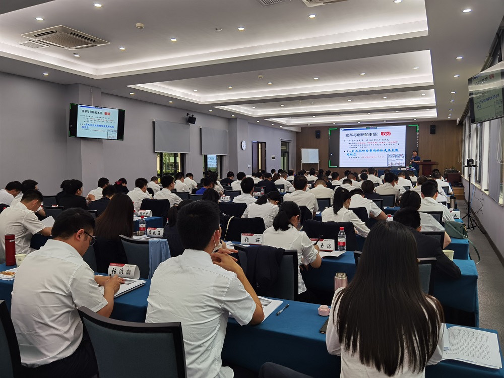 yl6809永利开展第二期中高层综合能力提升培训.jpg